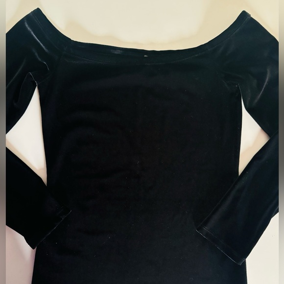 NWOT off the shoulder velvet top size 2 - Picture 3 of 5
